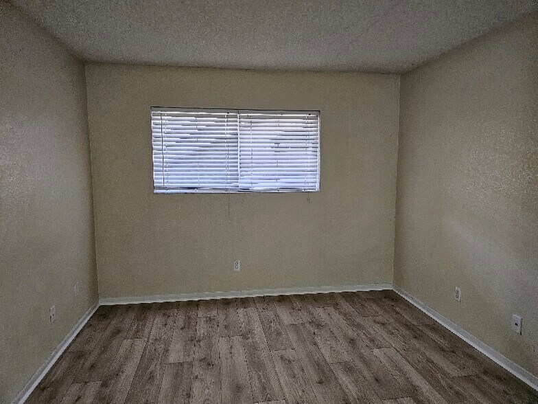 Building Photo - 580 Fairways Ln