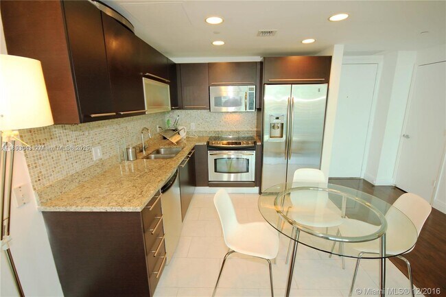 Building Photo - 950 Brickell Bay Dr