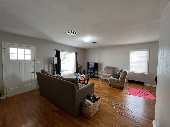 Building Photo - 2 Bedroom Main Floor Unit Available August 1, 2026!