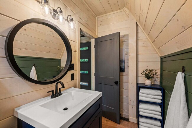 Building Photo - 1903 Ash Pass