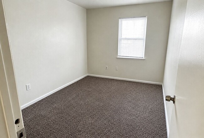 Building Photo - 424 Peregrine St