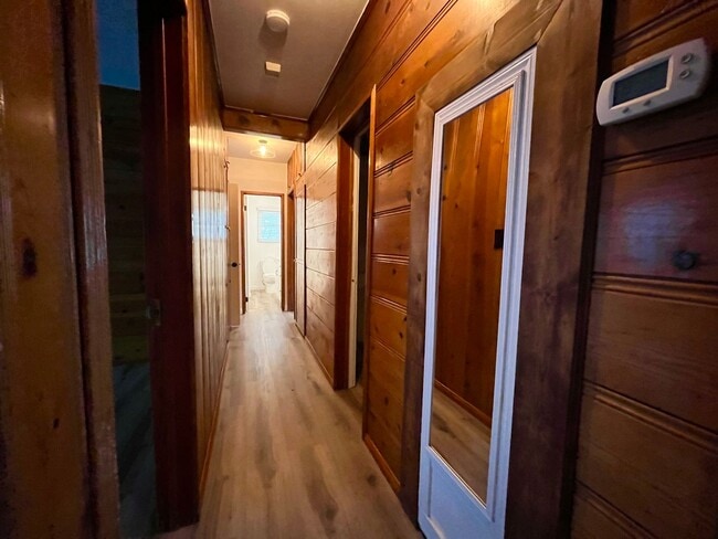 Building Photo - Completely Renovated Jem just north of Ven...