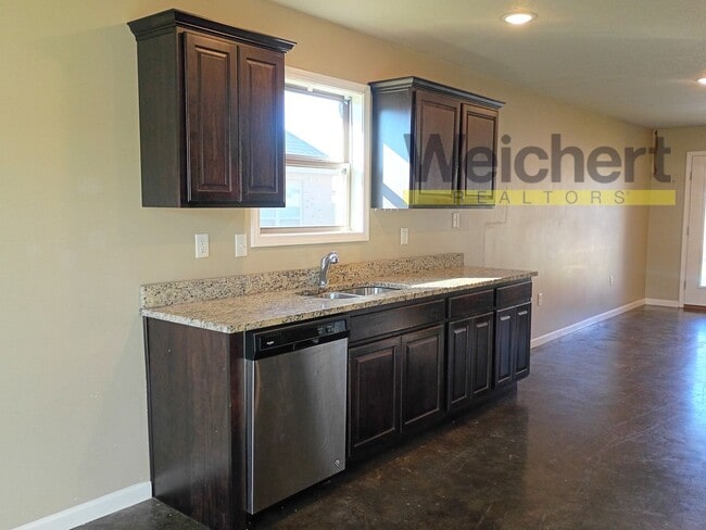 Building Photo - Spacious 3-Bed, 2-Bath Home in a Quiet Nei...