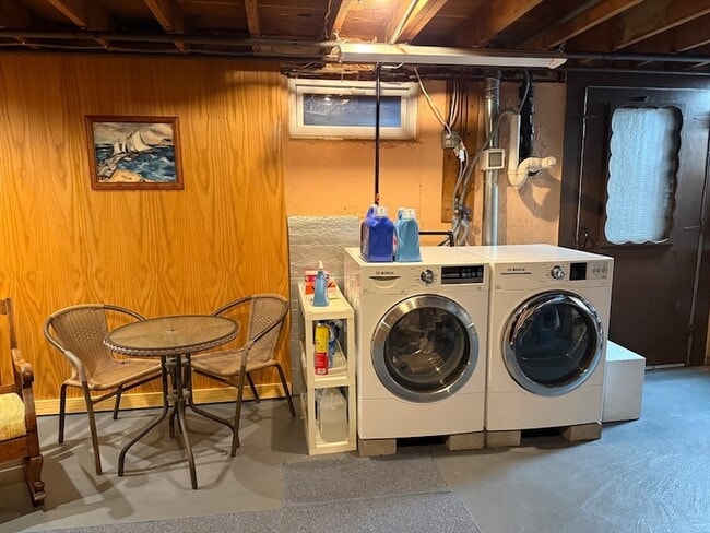 Building Photo - 12 Holiday Dr