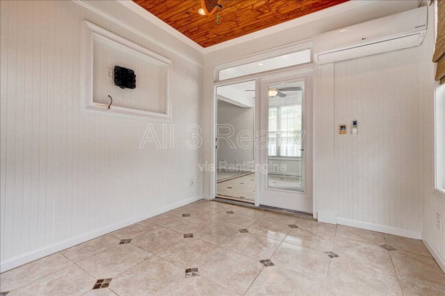 Building Photo - 1033 Pinehurst Dr