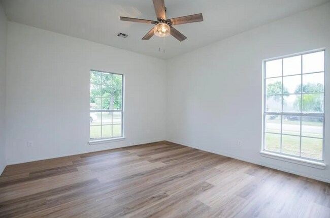 Building Photo - Great Location! Family House! 3 bedroom,  2.5 bathroom, large bonus room, 2 car garage