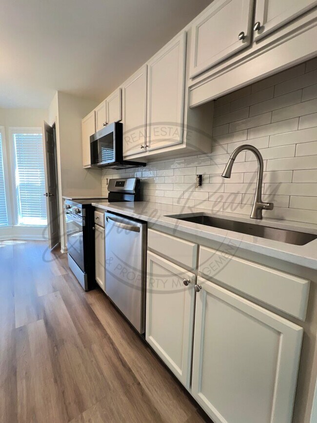 Building Photo - SPECIAL: FIRST MONTHS RENT FREE! Two Bedro...