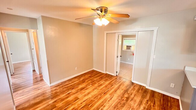 Building Photo - Lovely 2 Bedroom + Bonus Room, 1 Bathroom ...