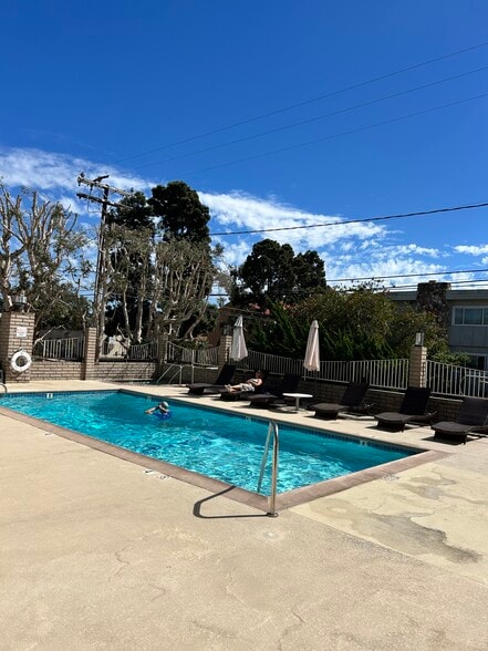 Building Photo - 745 Main St