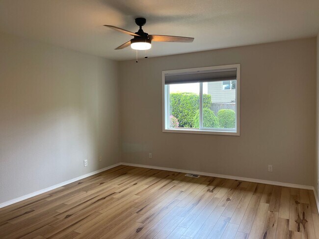 Building Photo - In town Poulsbo neighborhood large 4 bedroom now available