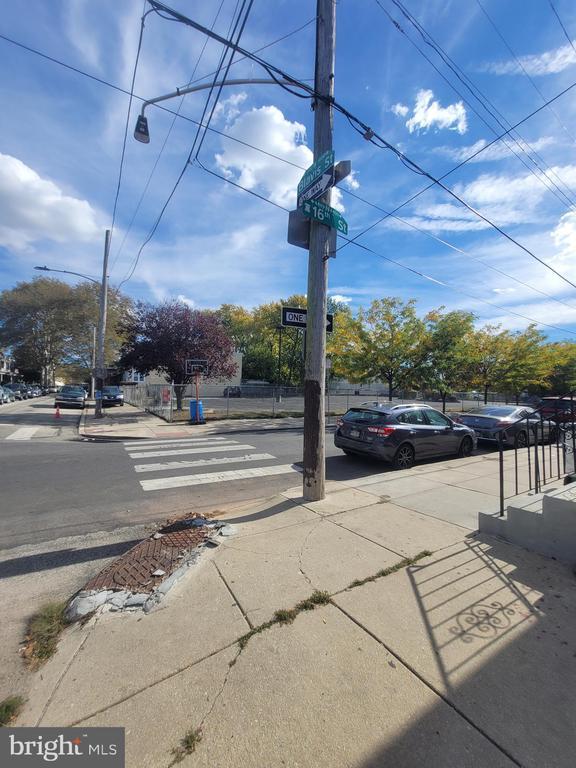 Building Photo - 1622 Blavis St