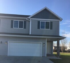 Building Photo - 3 Bed 3 Bath Twin Home