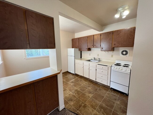 Building Photo - Cute cottage in Seal Rock!