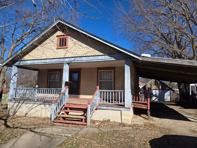 Building Photo - 2-bedroom Bungalow with Spacious Kitchen, Large Covered Porch and Large Garage