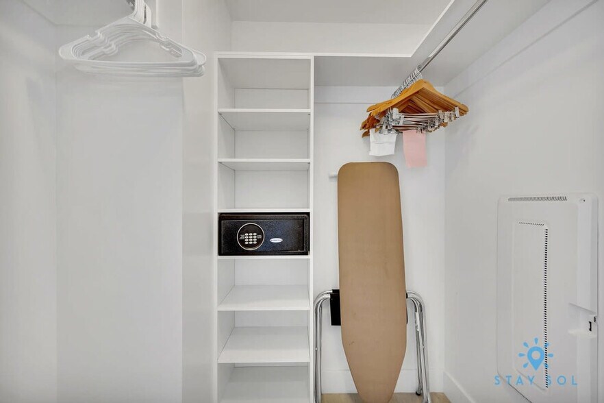 Building Photo - 4010 S Ocean Dr