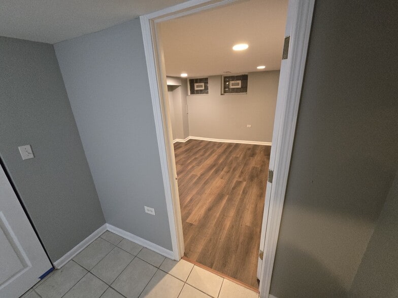 Building Photo - 7011 S East End Ave