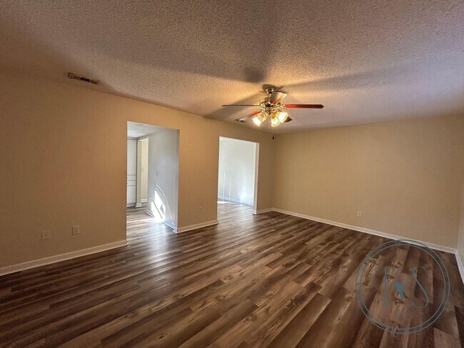 Building Photo - MOVE-IN SPECIAL: $500 OFF 1st MONTH'S RENT!**