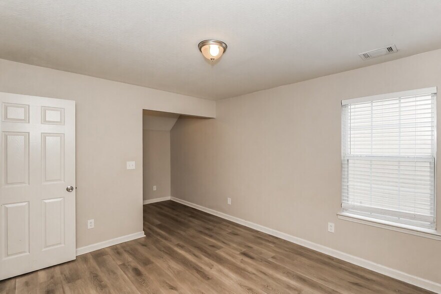 Building Photo - 4423 Ravenwood Dr