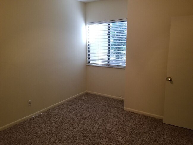 Building Photo - 2040 San Marcos Dr SE