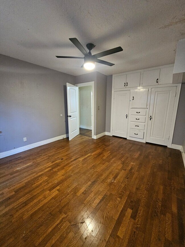 Building Photo - Short-Term Rental - (4) Bed, (3) Bath with (2) Living Areas Avail NOW!