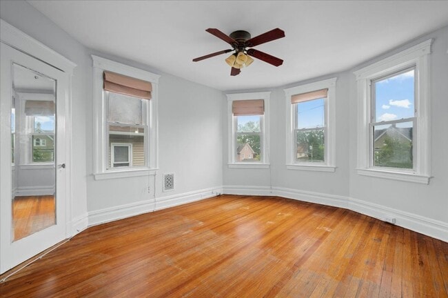 Building Photo - 4 Bed 1 Bath Large Home