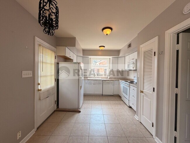 Building Photo - 2039 Fontaine Rd