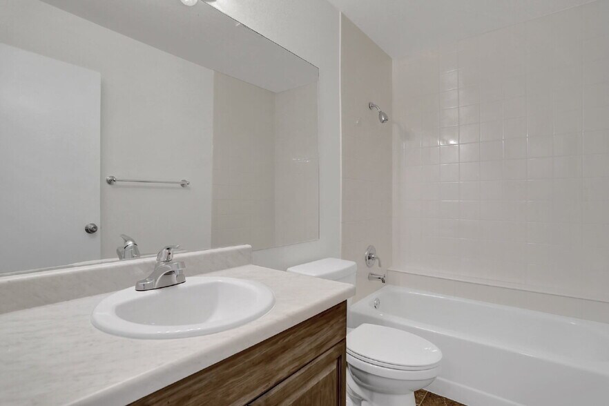 Building Photo - Fully Remodeled End-Unit Townhome Near Pet...