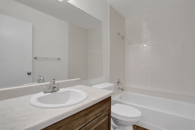 Building Photo - Fully Remodeled End-Unit Townhome Near Pet...
