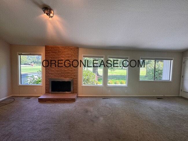 Building Photo - Spacious Home in Prime Ferry Street Bridge...