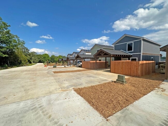 Building Photo - 3 Bedroom/2 Bathroom New Construction Townhouse in Southside