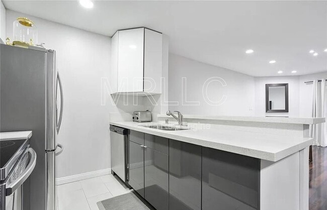 Building Photo - 355 S Madison Ave