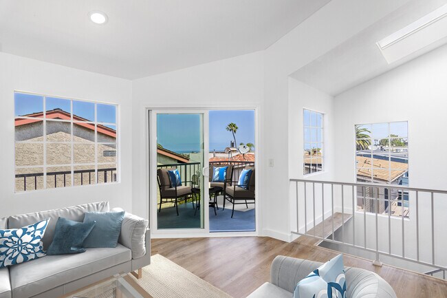 Virtual staging added - 527 Pine St