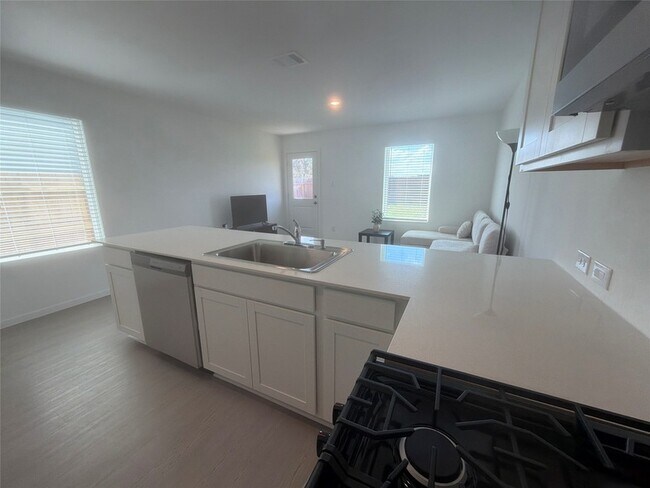 Building Photo - 930 Pertuso Ln