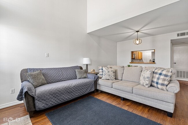 Building Photo - 8 Meadow Creek Dr