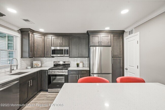 Building Photo - 7 Tulip Ln