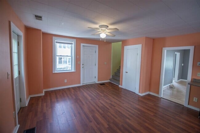 Building Photo - 4-Bed Farmhouse Minutes from UVM Campus (30 Chase St)