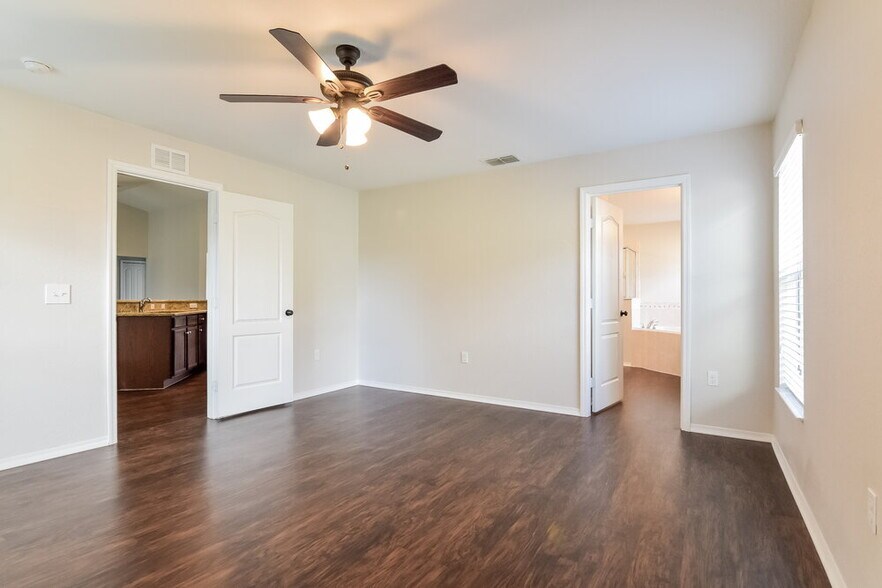 Building Photo - 2146 Mirasol Dr