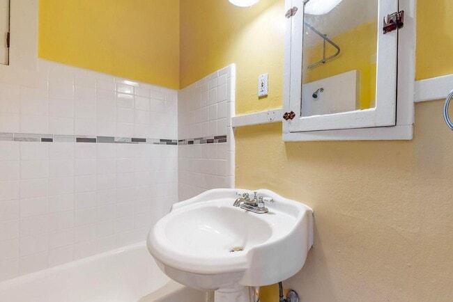 Building Photo - HISTORIC Edo BUNGALOW 2 Bedroom 1 Bath