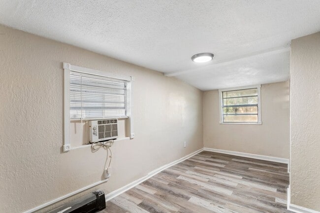 Building Photo - 3bdrm/1bath Home with large fenced yard  ** Section 8 OK ** $1,695.00