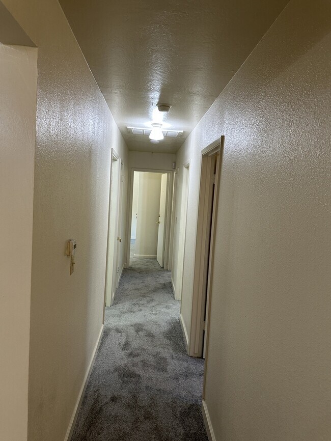 Building Photo - Welcome to Woodside Drive! Opportunity awa...