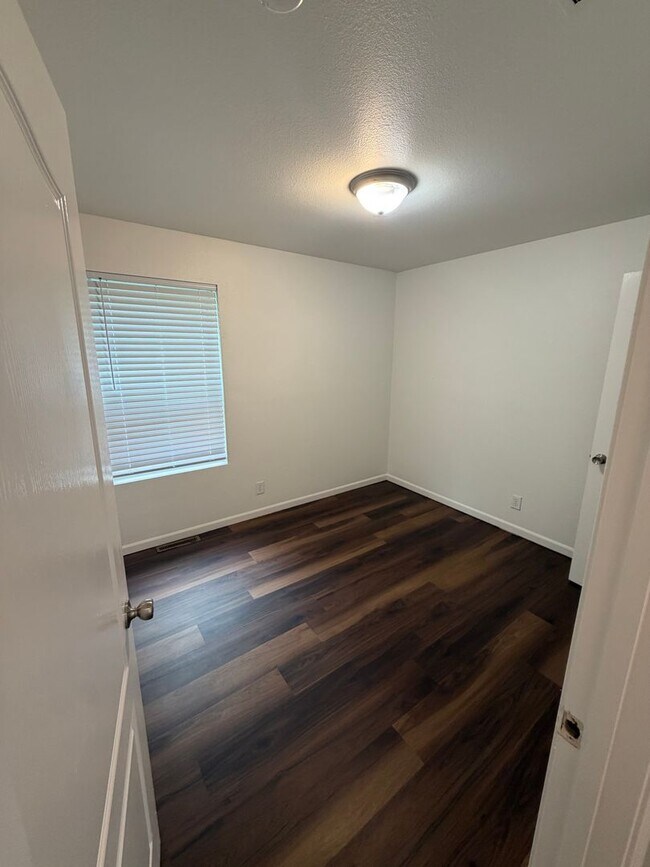 Building Photo - 777 Hilltop Dr