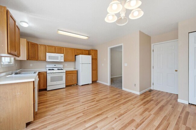 Building Photo - 698 Eagle Dr