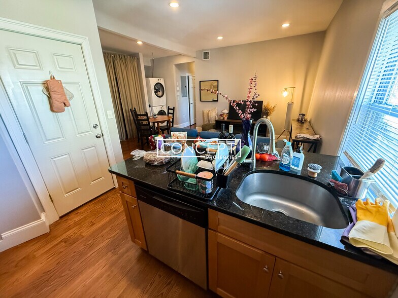 Building Photo - 344 Centre St