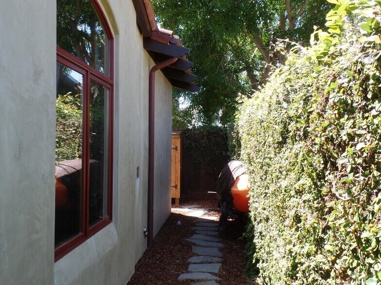 Building Photo - 288 Windward Ave