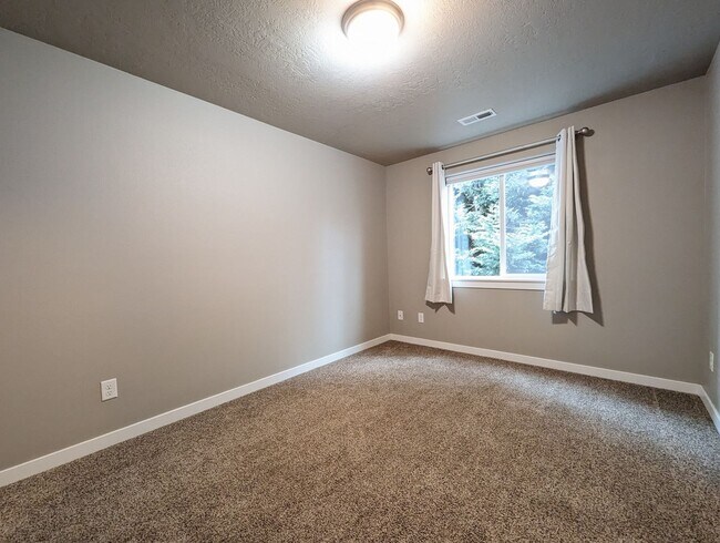 Building Photo - Gorgeous 3-Bedroom, 2.5-Bath Home on Corner Lot In Eugene!