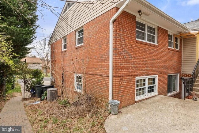 Building Photo - 5937 Avon Dr