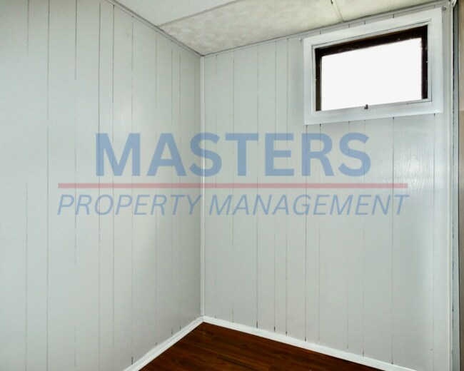 Building Photo - Spacious Rental | Convenient Central Location