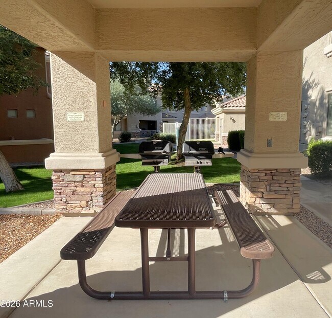 Building Photo - 955 E Knox Rd