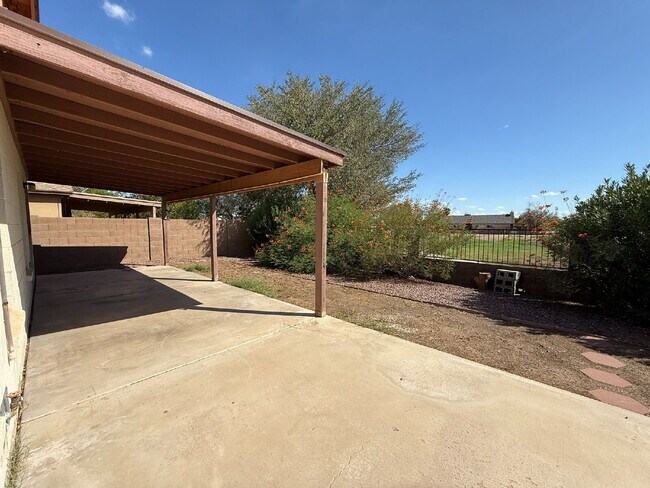 Building Photo - Golf Course Backyard! Updated 3-Bed Home i...