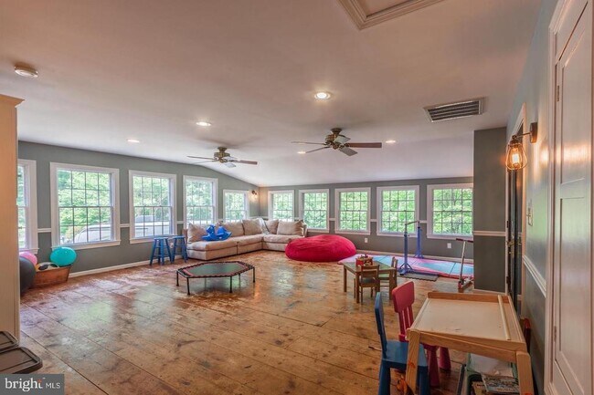 Building Photo - 607 Lancaster St